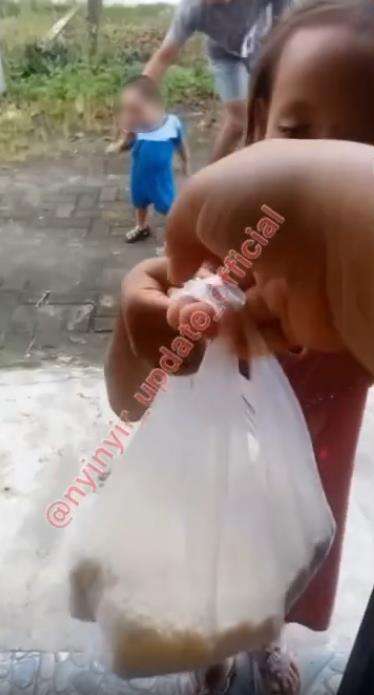 Kisah pilu bocah disuruh ibunya pinjam beras ke tetangga.