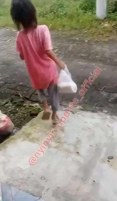 Kisah pilu bocah disuruh ibunya pinjam beras ke tetangga.