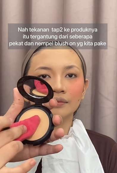 Memakai Bedak