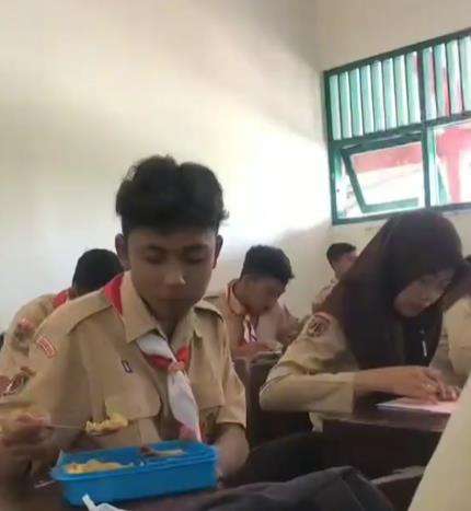 Keciduk emak lagi suapin pacar pakai bekal sekolah.