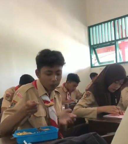 Keciduk emak lagi suapin pacar pakai bekal sekolah.