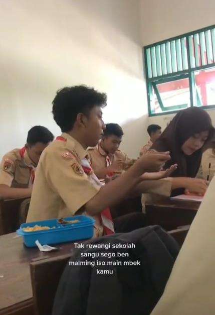 Keciduk emak lagi suapin pacar pakai bekal sekolah.