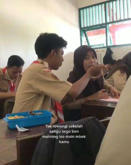 Keciduk emak lagi suapin pacar pakai bekal sekolah.