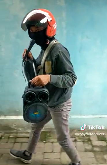 Kurir Paket Antimainstream, Teriak Paket Pakai Mic dan Speaker Portable: Sekampung Bisa Dengar Kurir Paket Antimainstream, Teriak Paket Pakai Mic dan Speaker Portable: Sekampung Bisa Dengar