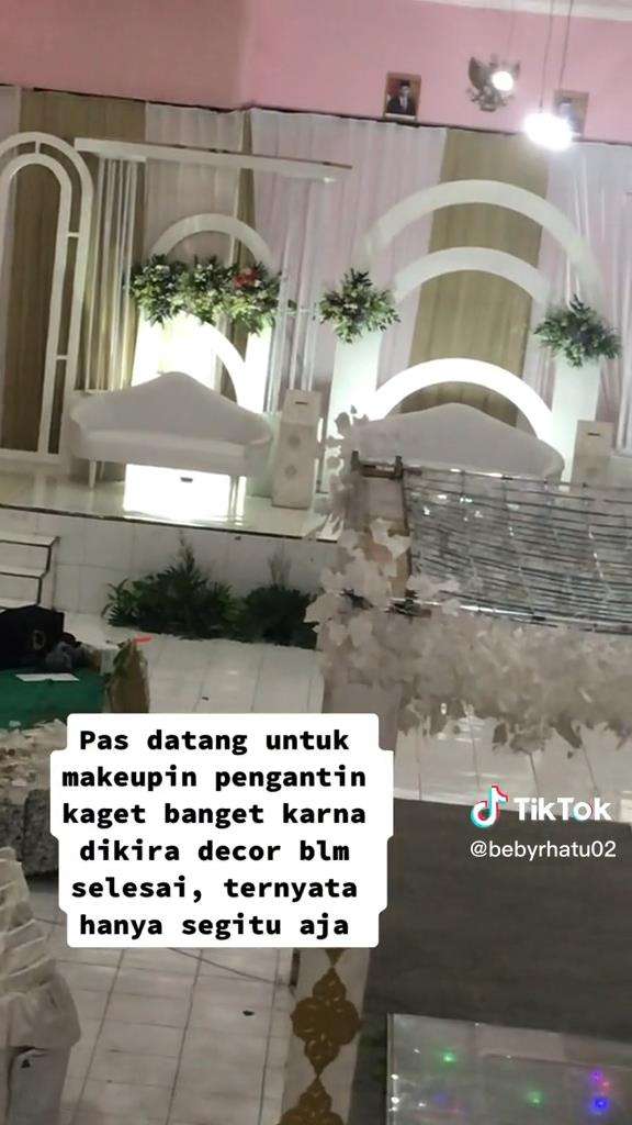 Dekorasi pelaminan mahal tapi murahan.