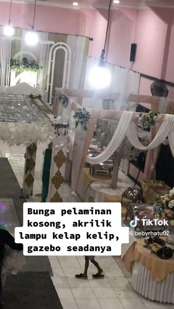 Dekorasi pelaminan mahal tapi murahan.