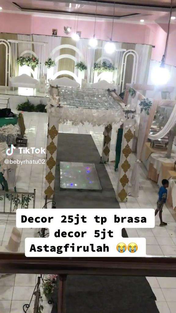 Dekorasi pelaminan mahal tapi murahan.