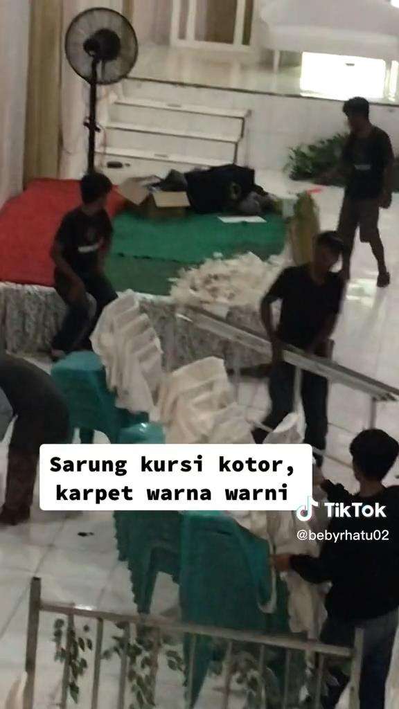Dekorasi pelaminan mahal tapi murahan.