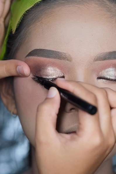 Memakai Eyeliner