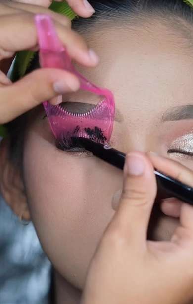 Memakai Eyeliner