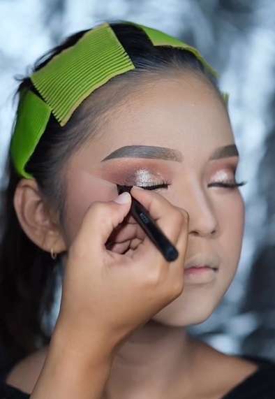 Memakai Eyeliner