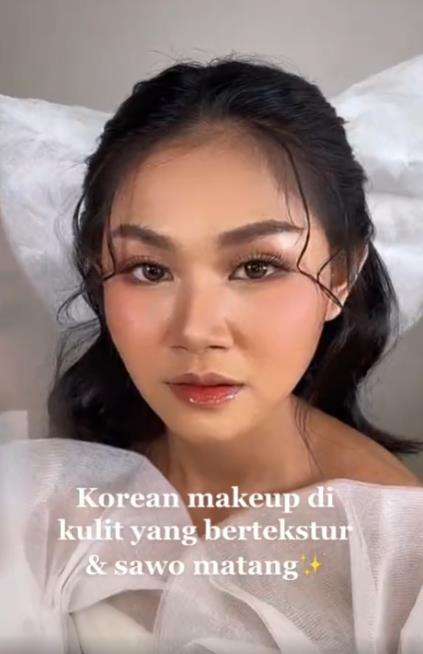 Makeup Korean Look pada wajah berkulit sawo matang dan bruntusan.