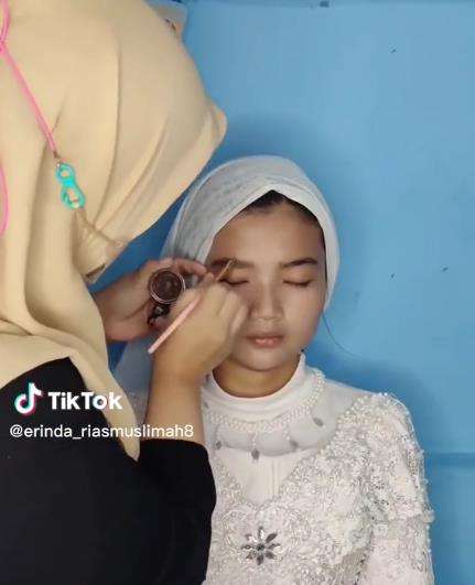 Rias pengantin dengan tampilan makeup Korean look.