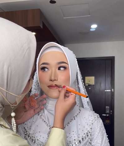Memakai Lip Gloss