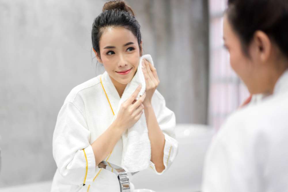 Nggak Perlu Panik, Ini 5 Trik Mengatasi Skin Purging Saat Mencoba Makeup Baru