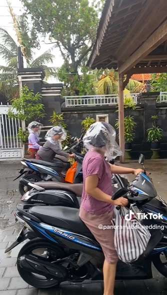 Ibu-ibu Pakai Plastik untuk Melindungi Makeup
