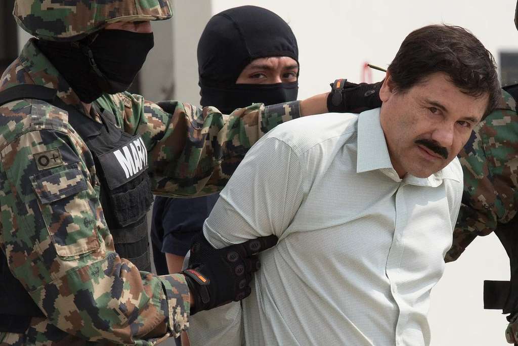 Joaquín “ El Chapo” Guzmán saat diesktradisi ke AS Joaquín “ El Chapo” Guzmán saat diesktradisi ke AS