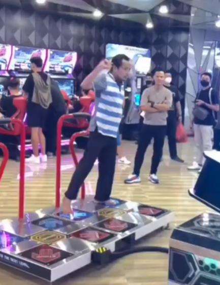 Aksi viral bapak-bapak santuy nge-dance di mal.