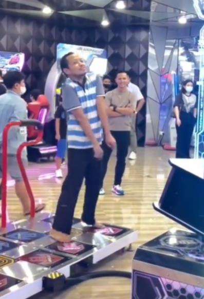 Aksi viral bapak-bapak santuy nge-dance di mal.