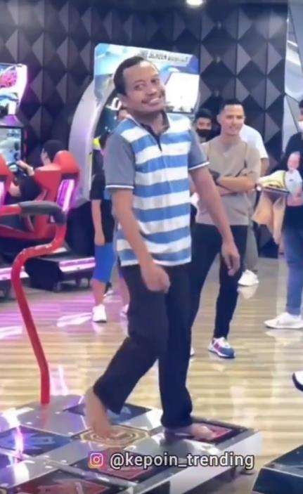 Aksi viral bapak-bapak santuy nge-dance di mal.