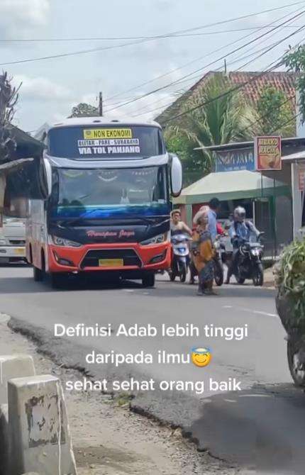 Aksi kondektur bus bantu nenek menyeberang jalan.