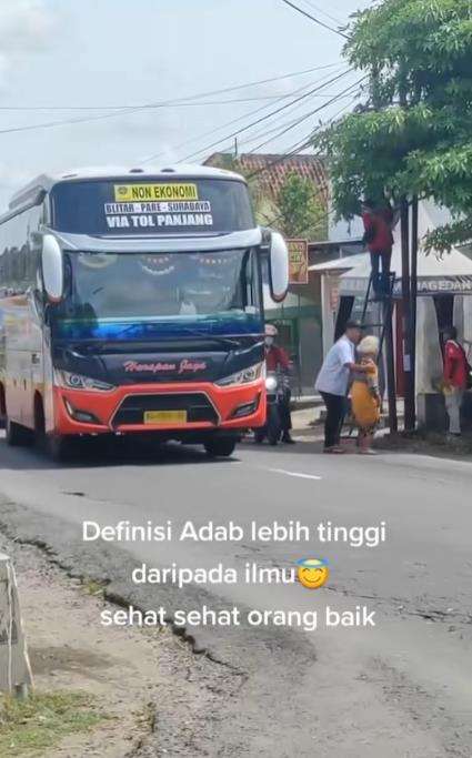 Aksi kondektur bus bantu nenek menyeberang jalan.