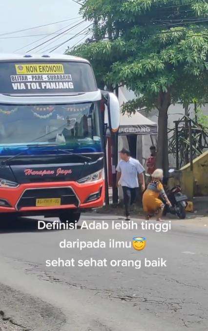 Aksi kondektur bus bantu nenek menyeberang jalan.