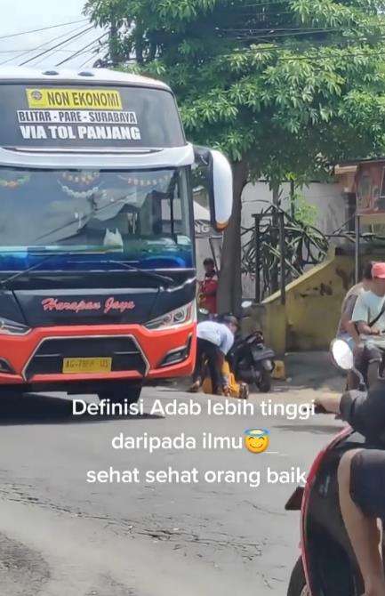 Aksi kondektur bus bantu nenek menyeberang jalan.