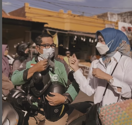 Aksi Kocak Ridwan Kamil Antar Istri Pakai Motor dan Jaket Gojek, Dibayar Pakai Segepok Uang