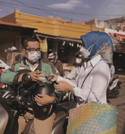Aksi Kocak Ridwan Kamil Antar Istri Pakai Motor dan Jaket Gojek, Dibayar Pakai Segepok Uang