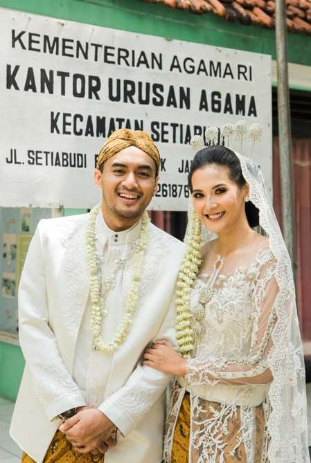 Pasangan Menikah di KUA