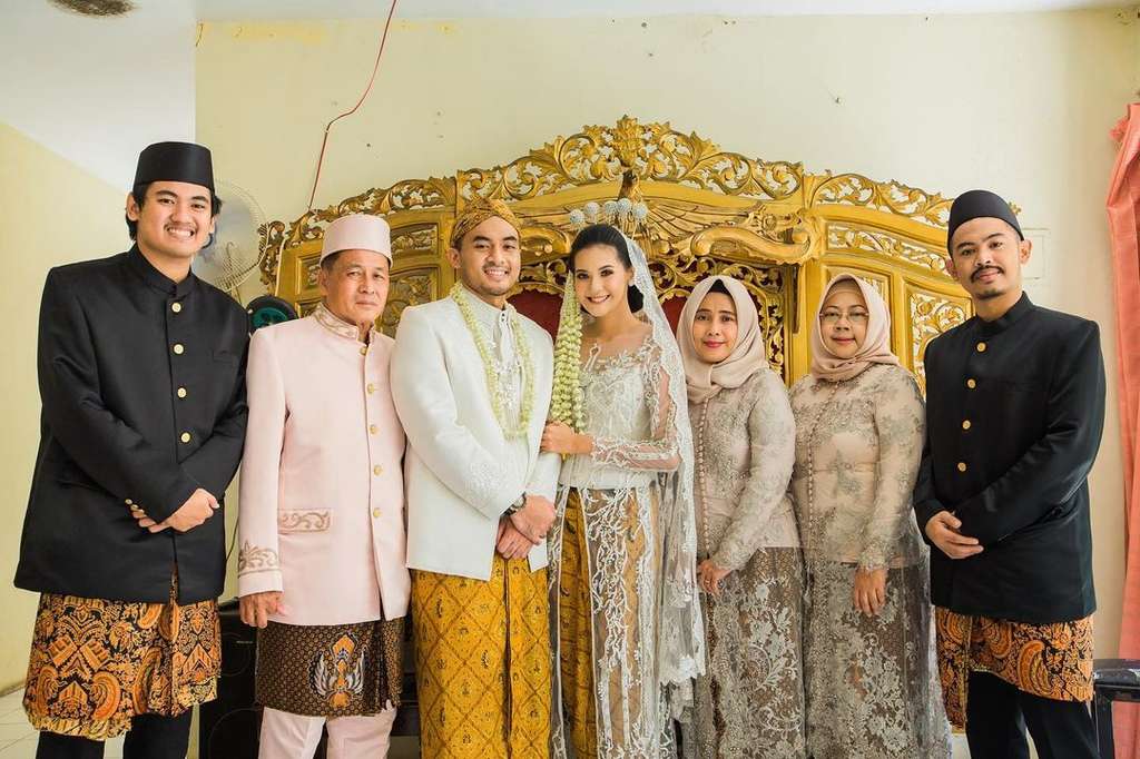 Pasangan Menikah di KUA