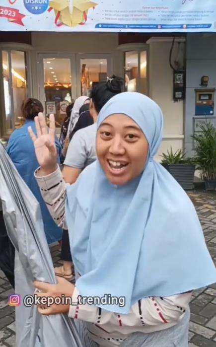 Emak-emak review celana anti lelah saat antre.