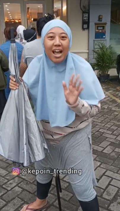 Emak-emak review celana anti lelah saat antre.
