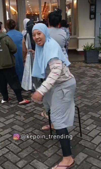 Emak-emak review celana anti lelah saat antre.