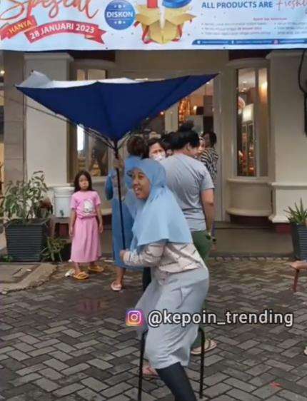 Emak-emak review celana anti lelah saat antre.