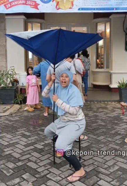 Emak-emak review celana anti lelah saat antre.