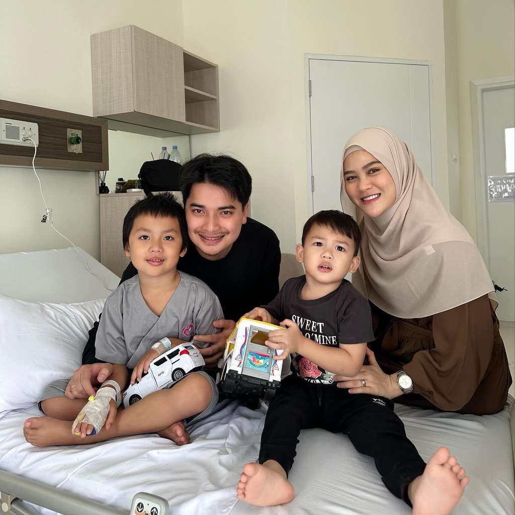 Potret Alvin jenguk Yusuf di rumah sakit