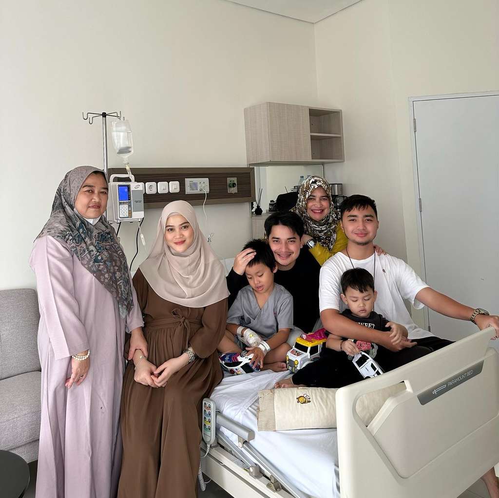 Potret Alvin jenguk Yusuf di rumah sakit