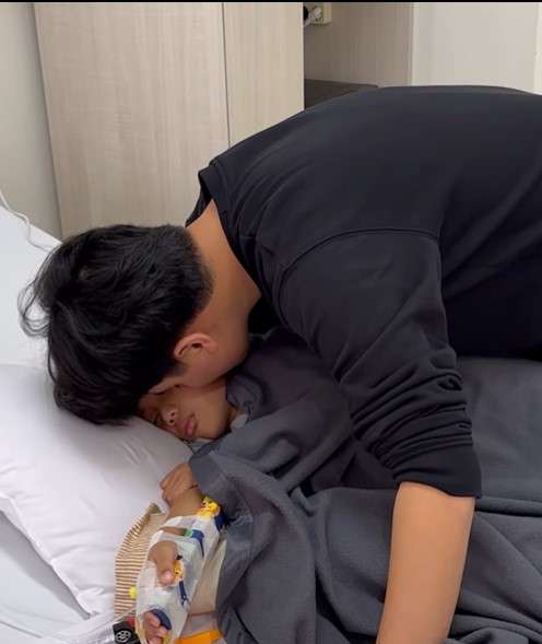 Potret Alvin jenguk Yusuf di rumah sakit