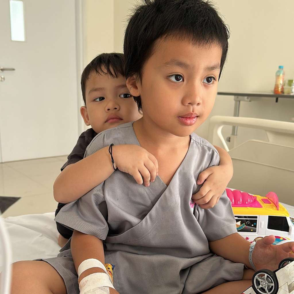Potret Alvin jenguk Yusuf di rumah sakit
