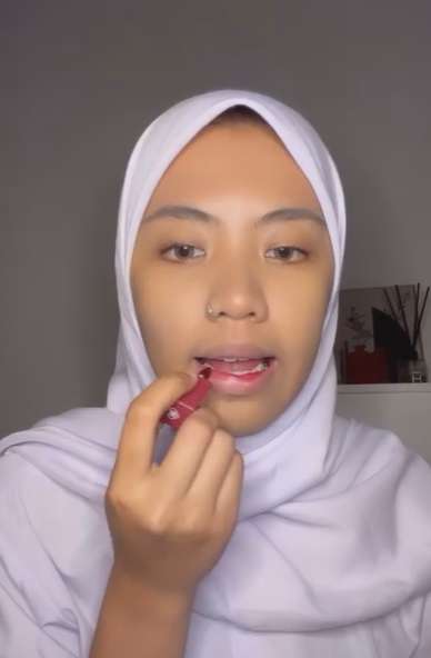 Memakai Lip Stain