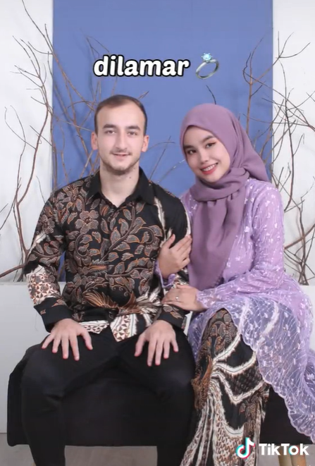 Berawal Iseng Edit Foto di Internet, Wanita Ini Berakhir Dilamar Pria Bule