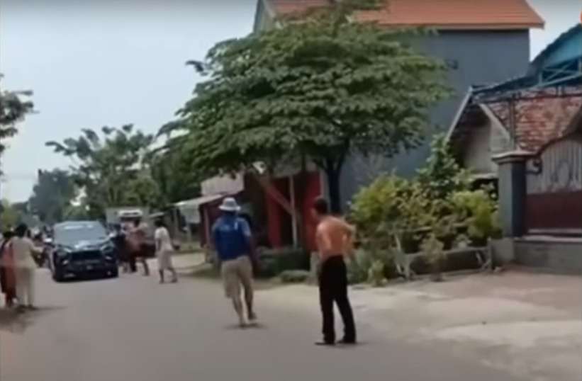 Pengendara Mobil Sebar Uang Pecahan Rp50-100 Ribu di Desa Jombang, Warga Ramai Menunggu di Pinggir Jalan