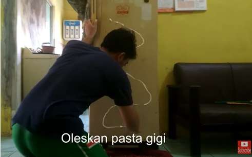 Modal Pasta Gigi untuk Membersihkan Kulkas