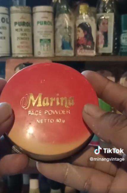 Pajang produk kosmetik jadul.