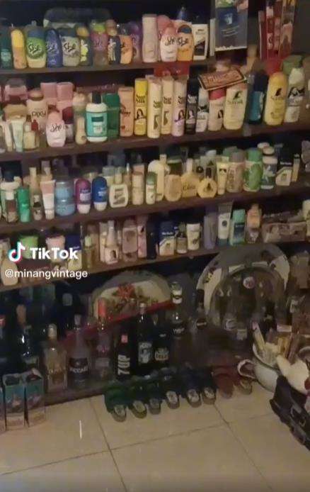 Pajang produk kosmetik jadul.