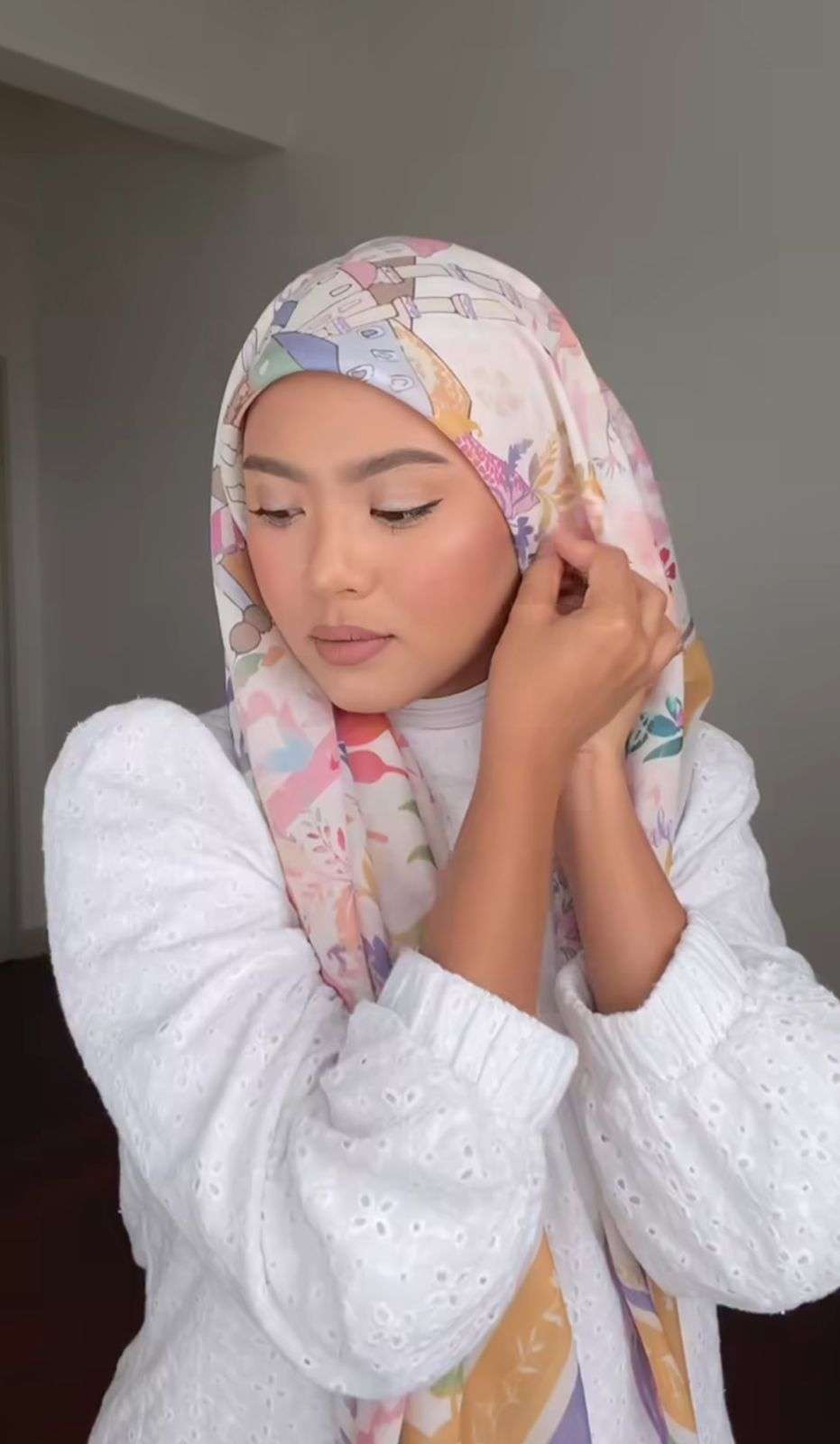 Fresh Look Scarf Segi Empat Bermotif, Styling Tanpa Jarum di Bawah Dagu