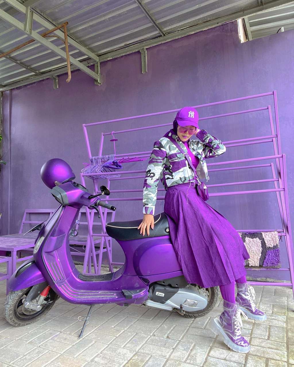 Wanita cinta mati dengan warna ungu.