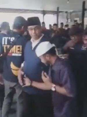 Viral Video Anies Baswedan Disebut Menolak Bersalaman dengan Warga